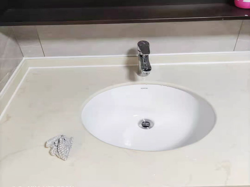 水槽臺(tái)盆安裝：在放置水槽之前，我們需要將水槽的一些功能配件都安裝完畢后，將水槽臺(tái)下盆安放在原先設(shè)計(jì)好的位置，將水槽安裝完畢之后，便可以進(jìn)行接下來(lái)的安裝程序。安裝水槽是水槽臺(tái)下盆安裝非常重要的一個(gè)步驟，水槽安裝的好壞，將會(huì)在一定程度上影響水槽日后的使用效果。需要將前面安裝完畢的水龍頭上的進(jìn)水管一端連接到進(jìn)水開(kāi)關(guān)位置，安進(jìn)水管時(shí)除了要注意它銜接是否牢固，還需要注意不要將冷熱水管的位置給混淆不清。接下來(lái)就是安裝溢水孔的下水管，安裝時(shí)需要它銜接處是否密封。最后，只需將過(guò)濾籃和整體的排水管安裝完畢即可。