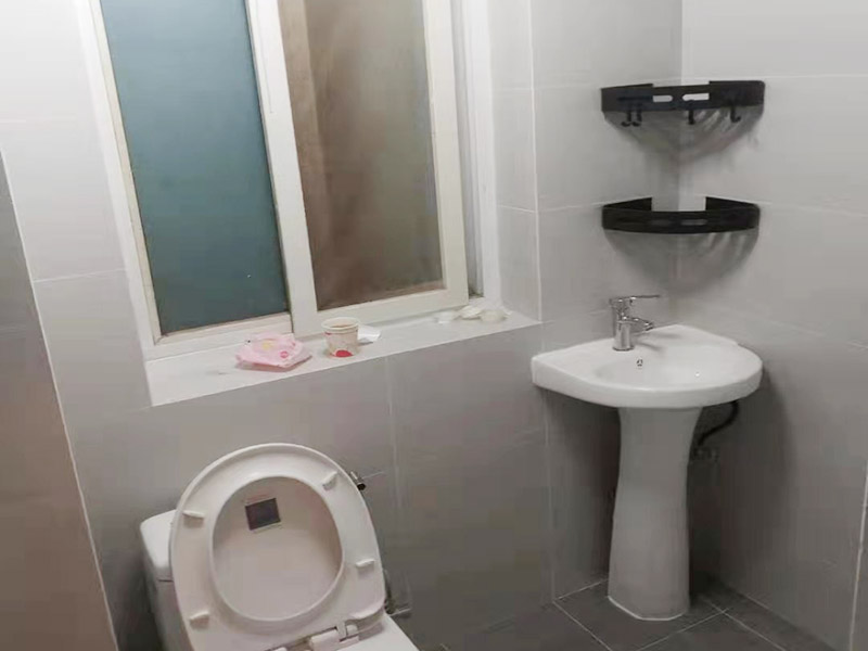 衛(wèi)生間整體裝修：水電改造關(guān)系到日后生活中的使用效果，非常重要。首先是所有與水電有關(guān)的設(shè)備具體位置、尺寸及安裝方式。在確定方案時(shí)，不僅只考慮當(dāng)前的使用需求，還需考慮到未來有可能出現(xiàn)的變化，做好預(yù)留打算。待水電改造好后，再做防水處理，衛(wèi)生間廁常用水，非常潮濕，防水措施一定要做好。衛(wèi)生間的防水處理不只是做地面的防水，還有墻面防水，且衛(wèi)生間內(nèi)的開關(guān)插座都必須帶防水蓋。 衛(wèi)生間使用的瓷磚不僅要有裝飾性，還要有防水功能，帶有防水性的瓷磚可以對衛(wèi)生間墻體及地面起到很好的保護(hù)作用。而廁所地面使用的瓷磚，不僅要防水還要防滑，大家可以選表面帶凹凸紋路的瓷磚。