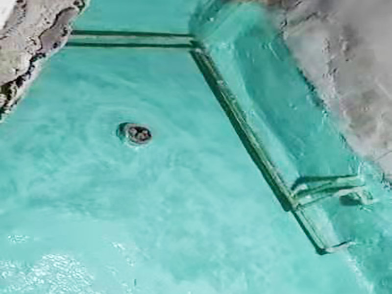 廁所地面刷防水：作防水前，一定要把需要作防水的墻面和地面打掃干凈，否則，再好的防水劑也起不到防水的作用。一般的墻面防水劑要刷到30厘米的高度。地面要全部刷到，而且必須等第一遍干了后，才能刷第二遍。防水重點(diǎn)位置：墻角位置，要多刷1－2遍。下水管周圍，要多刷1－2遍。防水做完了，不要以為就沒(méi)有事了，還要&ldquo;開閘放水&rdquo;，試水。試水一試就是24個(gè)小時(shí)，看周圍墻面有沒(méi)有滲水現(xiàn)象