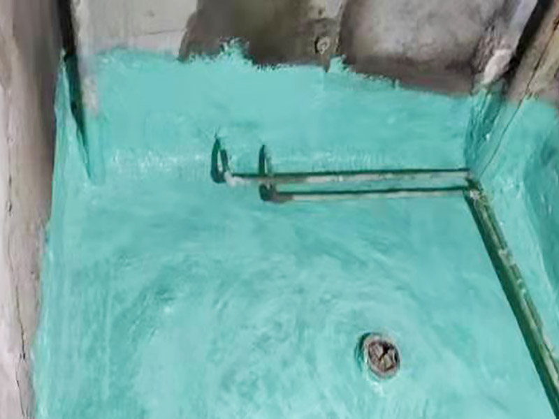 廁所地面刷防水：作防水前，一定要把需要作防水的墻面和地面打掃干凈，否則，再好的防水劑也起不到防水的作用。一般的墻面防水劑要刷到30厘米的高度。地面要全部刷到，而且必須等第一遍干了后，才能刷第二遍。防水重點(diǎn)位置：墻角位置，要多刷1－2遍。下水管周圍，要多刷1－2遍。防水做完了，不要以為就沒(méi)有事了，還要&ldquo;開閘放水&rdquo;，試水。試水一試就是24個(gè)小時(shí)，看周圍墻面有沒(méi)有滲水現(xiàn)象