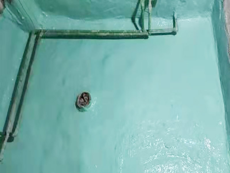 廁所地面刷防水：作防水前，一定要把需要作防水的墻面和地面打掃干凈，否則，再好的防水劑也起不到防水的作用。一般的墻面防水劑要刷到30厘米的高度。地面要全部刷到，而且必須等第一遍干了后，才能刷第二遍。防水重點(diǎn)位置：墻角位置，要多刷1－2遍。下水管周圍，要多刷1－2遍。防水做完了，不要以為就沒(méi)有事了，還要&ldquo;開閘放水&rdquo;，試水。試水一試就是24個(gè)小時(shí)，看周圍墻面有沒(méi)有滲水現(xiàn)象