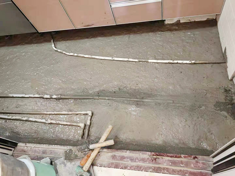 廚房地面埋管找平：一般房屋的地面上有比較凸出的地方，可以采用旋轉(zhuǎn)平磨的方式將高的地方打磨下去前提是下邊沒有管道。如果高的地方不打磨，那么找平出來的地面就會出現(xiàn)由齒刮刮出來的地面在高的地方同樣留下了同樣多的水泥，最后找出來的地面好是高的地方依然高，低的地方依然低。同時打磨還能節(jié)約不少的用料，這是地面找平中一個很重要的步驟。