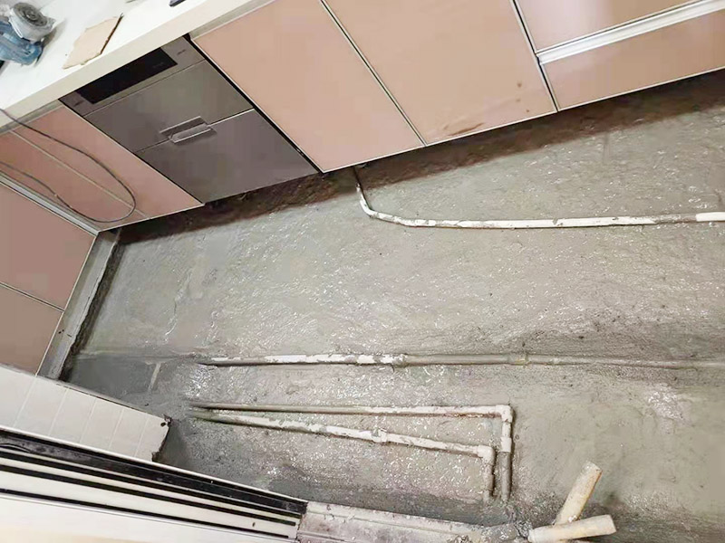 廚房地面埋管找平：一般房屋的地面上有比較凸出的地方，可以采用旋轉(zhuǎn)平磨的方式將高的地方打磨下去前提是下邊沒有管道。如果高的地方不打磨，那么找平出來的地面就會出現(xiàn)由齒刮刮出來的地面在高的地方同樣留下了同樣多的水泥，最后找出來的地面好是高的地方依然高，低的地方依然低。同時打磨還能節(jié)約不少的用料，這是地面找平中一個很重要的步驟。