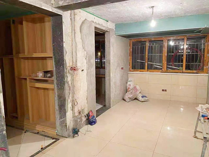 客廳整體裝修翻新：在舊房翻新中最先實施的是主題拆除，其中主要包括墻面、地面、門窗、水路、電路等各方面的拆除。在拆除過程中，廚衛(wèi)的墻磚鏟除中防水層是極易被損壞的，所以裝修在墻面抹灰完成后一定要重新做防水。拆改會產(chǎn)生許多的垃圾，要及時清理，同時老房翻新過程中時刻保持室內(nèi)的清潔，這對于施工也是非常方便的。
第二步就是結(jié)構(gòu)的改造啦。舊房翻新業(yè)主們在做結(jié)構(gòu)優(yōu)化時，廚房、衛(wèi)生間在包立管時一定要留有檢查口以便維修，舊房的承重墻一定不能拆除否則造成安全隱患。
接下來就是隱蔽工程的實施了。其中包括檢查吊頂內(nèi)的供水、空調(diào)