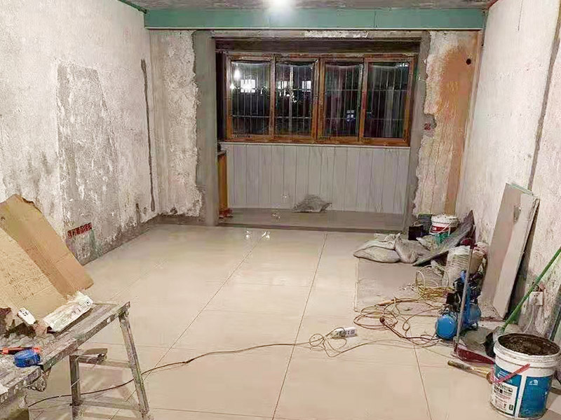 客廳整體裝修翻新：在舊房翻新中最先實施的是主題拆除，其中主要包括墻面、地面、門窗、水路、電路等各方面的拆除。在拆除過程中，廚衛(wèi)的墻磚鏟除中防水層是極易被損壞的，所以裝修在墻面抹灰完成后一定要重新做防水。拆改會產(chǎn)生許多的垃圾，要及時清理，同時老房翻新過程中時刻保持室內(nèi)的清潔，這對于施工也是非常方便的。 第二步就是結(jié)構(gòu)的改造啦。舊房翻新業(yè)主們在做結(jié)構(gòu)優(yōu)化時，廚房、衛(wèi)生間在包立管時一定要留有檢查口以便維修，舊房的承重墻一定不能拆除否則造成安全隱患。 接下來就是隱蔽工程的實施了。其中包括檢查吊頂內(nèi)的供水、空調(diào)