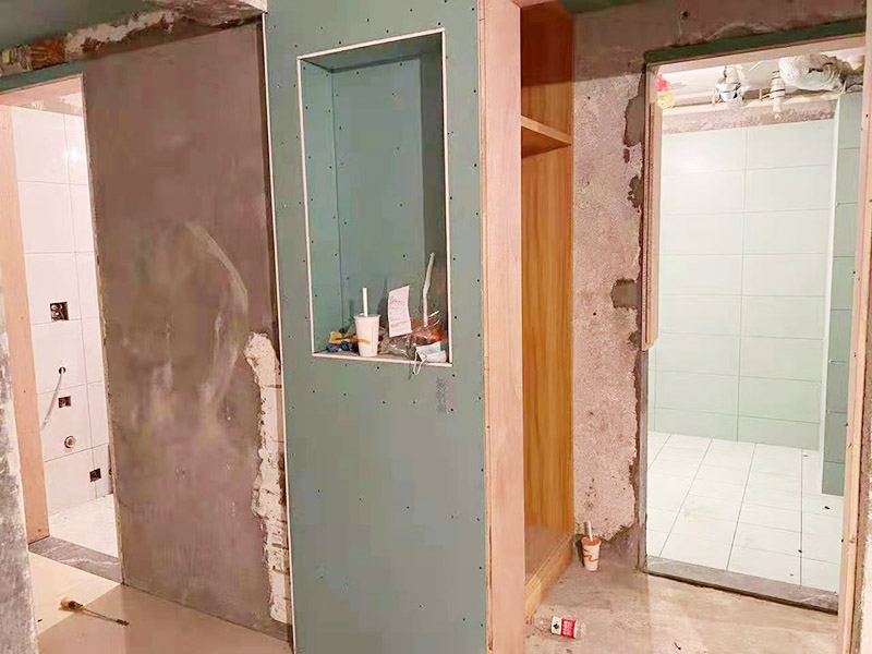 客廳整體裝修翻新：在舊房翻新中最先實施的是主題拆除，其中主要包括墻面、地面、門窗、水路、電路等各方面的拆除。在拆除過程中，廚衛(wèi)的墻磚鏟除中防水層是極易被損壞的，所以裝修在墻面抹灰完成后一定要重新做防水。拆改會產(chǎn)生許多的垃圾，要及時清理，同時老房翻新過程中時刻保持室內(nèi)的清潔，這對于施工也是非常方便的。 第二步就是結(jié)構(gòu)的改造啦。舊房翻新業(yè)主們在做結(jié)構(gòu)優(yōu)化時，廚房、衛(wèi)生間在包立管時一定要留有檢查口以便維修，舊房的承重墻一定不能拆除否則造成安全隱患。 接下來就是隱蔽工程的實施了。其中包括檢查吊頂內(nèi)的供水、空調(diào)