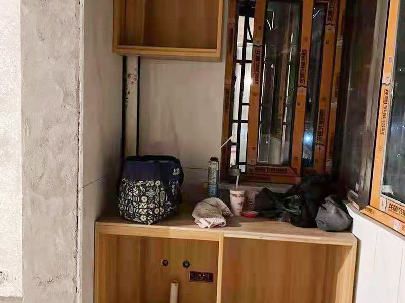 客廳整體裝修翻新：在舊房翻新中最先實施的是主題拆除，其中主要包括墻面、地面、門窗、水路、電路等各方面的拆除。在拆除過程中，廚衛(wèi)的墻磚鏟除中防水層是極易被損壞的，所以裝修在墻面抹灰完成后一定要重新做防水。拆改會產(chǎn)生許多的垃圾，要及時清理，同時老房翻新過程中時刻保持室內(nèi)的清潔，這對于施工也是非常方便的。 第二步就是結(jié)構(gòu)的改造啦。舊房翻新業(yè)主們在做結(jié)構(gòu)優(yōu)化時，廚房、衛(wèi)生間在包立管時一定要留有檢查口以便維修，舊房的承重墻一定不能拆除否則造成安全隱患。 接下來就是隱蔽工程的實施了。其中包括檢查吊頂內(nèi)的供水、空調(diào)