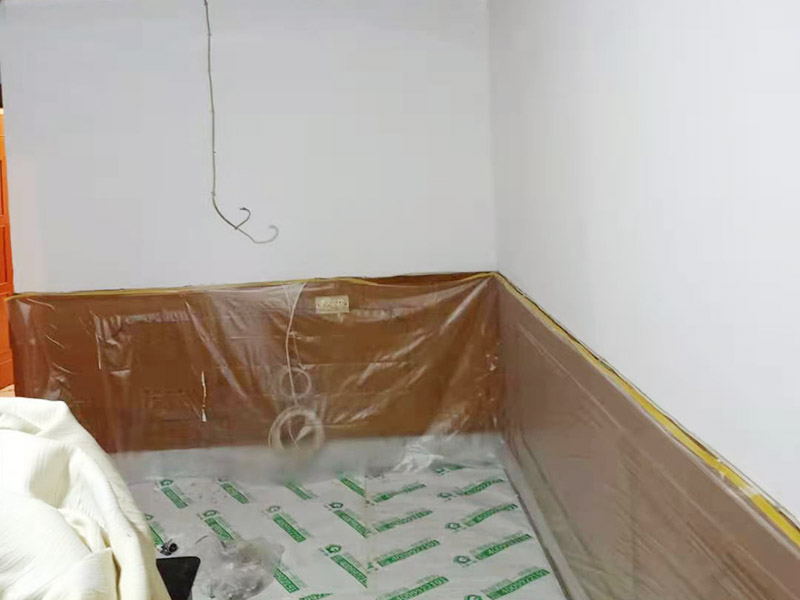 墻面刷新保護(hù)：舊墻的基礎(chǔ)處理主要是指根除墻面的原有裝飾，一般包含墻面原有墻面漆和膩?zhàn)訉拥母?、原有木裝飾、原有其它外表裝飾物如墻紙等的鏟除等。濕潤(rùn)原有墻面，墻面鏟除的會(huì)比較徹底。墻面的基礎(chǔ)處理要根據(jù)墻面的具體情況，具體施工（局部鏟除修補(bǔ)、鏟除至石膏層膩?zhàn)?、鏟除至原墻水泥層），以便靈活掌握預(yù)算和工期。