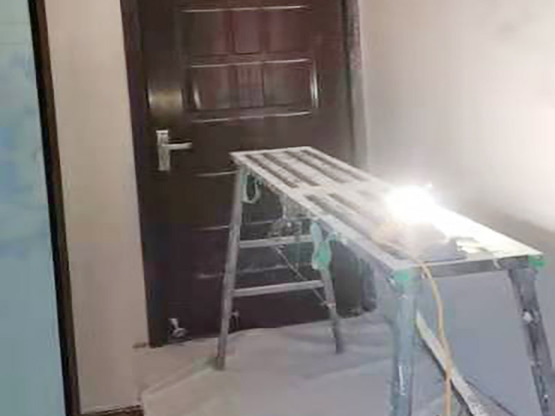 墻面刷新保護(hù)：舊墻的基礎(chǔ)處理主要是指根除墻面的原有裝飾，一般包含墻面原有墻面漆和膩?zhàn)訉拥母⒃心狙b飾、原有其它外表裝飾物如墻紙等的鏟除等。濕潤(rùn)原有墻面，墻面鏟除的會(huì)比較徹底。墻面的基礎(chǔ)處理要根據(jù)墻面的具體情況，具體施工（局部鏟除修補(bǔ)、鏟除至石膏層膩?zhàn)?、鏟除至原墻水泥層），以便靈活掌握預(yù)算和工期。