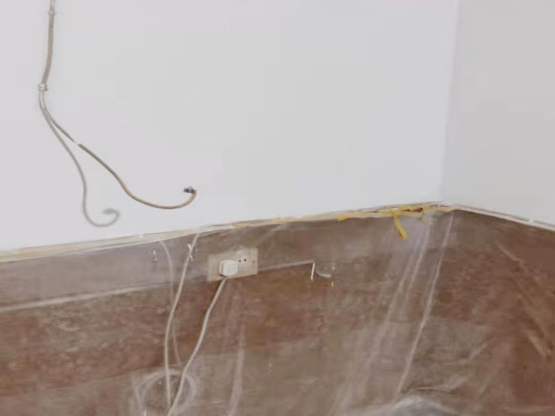 墻面刷新保護(hù)：舊墻的基礎(chǔ)處理主要是指根除墻面的原有裝飾，一般包含墻面原有墻面漆和膩?zhàn)訉拥母?、原有木裝飾、原有其它外表裝飾物如墻紙等的鏟除等。濕潤(rùn)原有墻面，墻面鏟除的會(huì)比較徹底。墻面的基礎(chǔ)處理要根據(jù)墻面的具體情況，具體施工（局部鏟除修補(bǔ)、鏟除至石膏層膩?zhàn)?、鏟除至原墻水泥層），以便靈活掌握預(yù)算和工期。