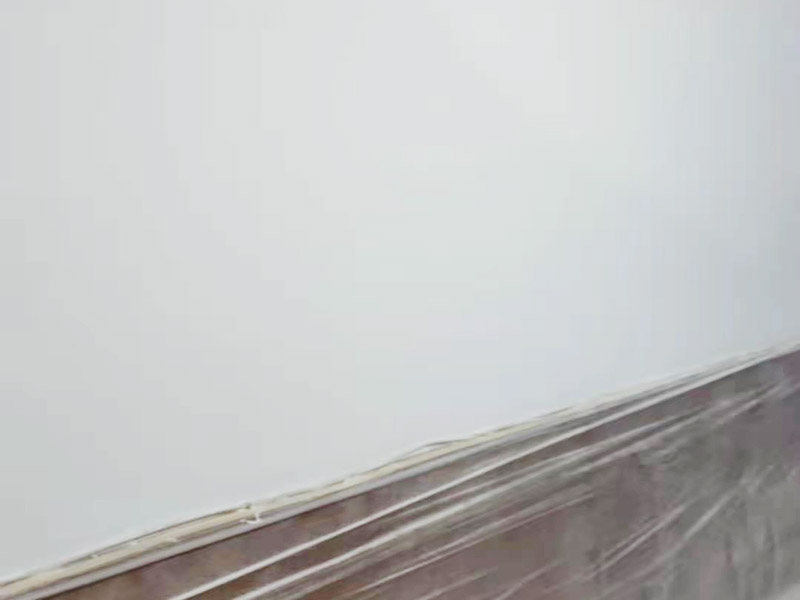 墻面刷新保護(hù)：舊墻的基礎(chǔ)處理主要是指根除墻面的原有裝飾，一般包含墻面原有墻面漆和膩?zhàn)訉拥母⒃心狙b飾、原有其它外表裝飾物如墻紙等的鏟除等。濕潤(rùn)原有墻面，墻面鏟除的會(huì)比較徹底。墻面的基礎(chǔ)處理要根據(jù)墻面的具體情況，具體施工（局部鏟除修補(bǔ)、鏟除至石膏層膩?zhàn)?、鏟除至原墻水泥層），以便靈活掌握預(yù)算和工期。