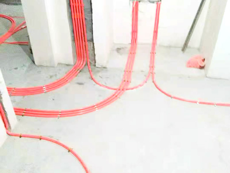 全屋電路布線：首先根據(jù)實際情況定位，定位完成后，電工根據(jù)定位和電路走向，開布線槽，線路槽很有講究，要橫平豎直，不過，規(guī)范的做法，不允許開橫槽，因為會影響墻的承受力。布線一般采用線管暗埋的方式。線管有冷彎管和PVC管兩種，冷彎管可以彎曲而不斷裂，是布線的最好選擇，因為它的轉(zhuǎn)角是有弧度的，線可以隨時更換，而不用開墻。冷彎管要用彎管工具，弧度應該是線管直徑的10倍，這樣穿線或拆線，才能順利。