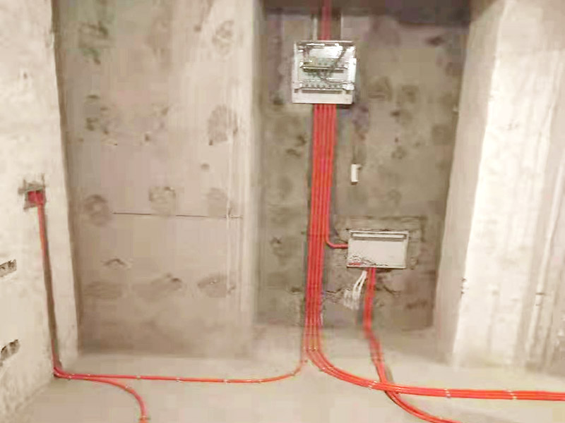 全屋電路布線：首先根據(jù)實際情況定位，定位完成后，電工根據(jù)定位和電路走向，開布線槽，線路槽很有講究，要橫平豎直，不過，規(guī)范的做法，不允許開橫槽，因為會影響墻的承受力。布線一般采用線管暗埋的方式。線管有冷彎管和PVC管兩種，冷彎管可以彎曲而不斷裂，是布線的最好選擇，因為它的轉(zhuǎn)角是有弧度的，線可以隨時更換，而不用開墻。冷彎管要用彎管工具，弧度應該是線管直徑的10倍，這樣穿線或拆線，才能順利。