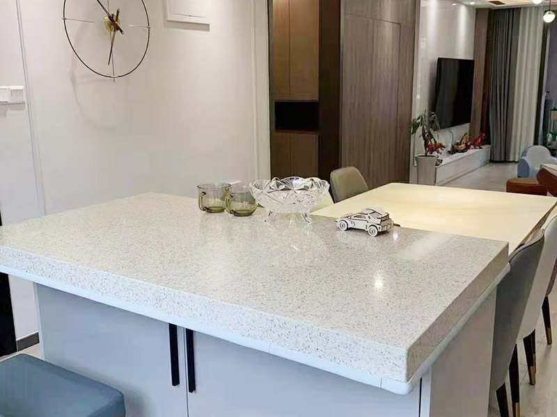 潔具最好先買好，拿著潔具的上下水圖給水電工，把位置搞對，不然到時候，管子不夠長又要重新買接　頭。熱水器等不經(jīng)常拔插頭的插座最好用帶開關(guān)的。