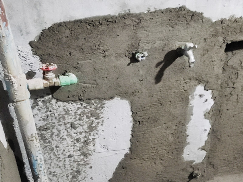 衛(wèi)生間水電改造：電路工程時(shí)，必須先安裝管道，然后再通過(guò)布線，以便在日后更換時(shí)布線不動(dòng)。 通過(guò)管子不能用軟管防止死角。 沿方向在墻或地面上創(chuàng)建凹槽。 側(cè)溝會(huì)損害建筑物整體的負(fù)荷，抗震性能降低，墻面容易破碎，因此溝槽的開(kāi)口部分不允許超過(guò)30cm。 測(cè)試水路壓力，檢查合格后留出回路的施工圖。 圖形必須與實(shí)際匹配。 圖紙還應(yīng)當(dāng)標(biāo)明布線規(guī)格和開(kāi)關(guān)，插座的位置。