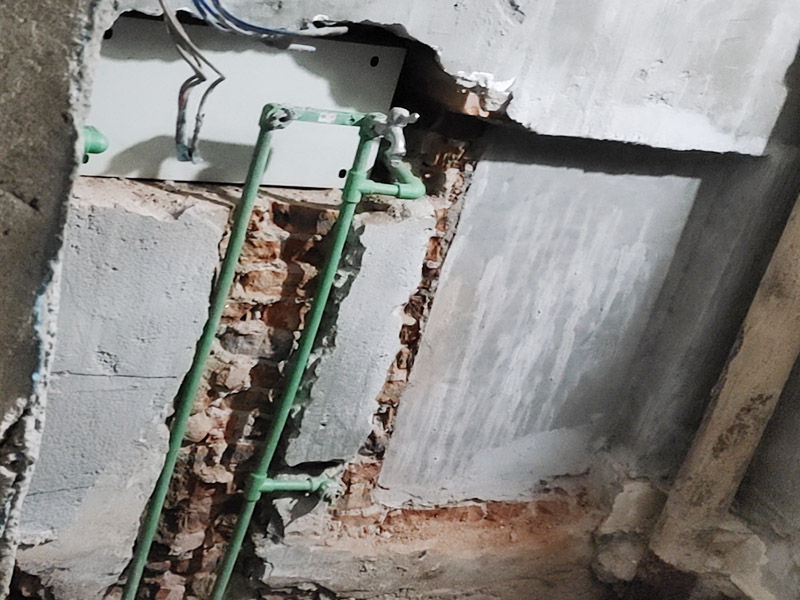 衛(wèi)生間水電改造：電路工程時(shí)，必須先安裝管道，然后再通過(guò)布線，以便在日后更換時(shí)布線不動(dòng)。 通過(guò)管子不能用軟管防止死角。 沿方向在墻或地面上創(chuàng)建凹槽。 側(cè)溝會(huì)損害建筑物整體的負(fù)荷，抗震性能降低，墻面容易破碎，因此溝槽的開(kāi)口部分不允許超過(guò)30cm。 測(cè)試水路壓力，檢查合格后留出回路的施工圖。 圖形必須與實(shí)際匹配。 圖紙還應(yīng)當(dāng)標(biāo)明布線規(guī)格和開(kāi)關(guān)，插座的位置。