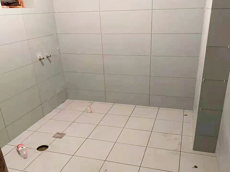 衛(wèi)生間貼磚施工：衛(wèi)生間貼磚要先將所需材料準備好，一般用在這個空間的話可以選擇小瓷磚，例如小方塊類型的瓷磚就不錯，貼起來也比較方便。然后將水泥與建筑膠混合拌勻，用鏟刀將其鏟到地面刮平再將瓷磚鋪上刀壓實，這樣按照這樣的方式自上而下或自左而右來進行貼磚即可。