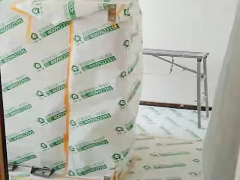 地面家具成品保護：滿鋪成品瓦楞紙板，再用干凈彩條布滿鋪在普通石膏板上，在彩條布交接處及轉(zhuǎn)角處用膠帶固定，也可選用木芯板或三夾板。材料選用視上人、車情況而定。門套的保護方式：用原門框保護膜，或者多層板或密度板，報紙，美紋紙保護等