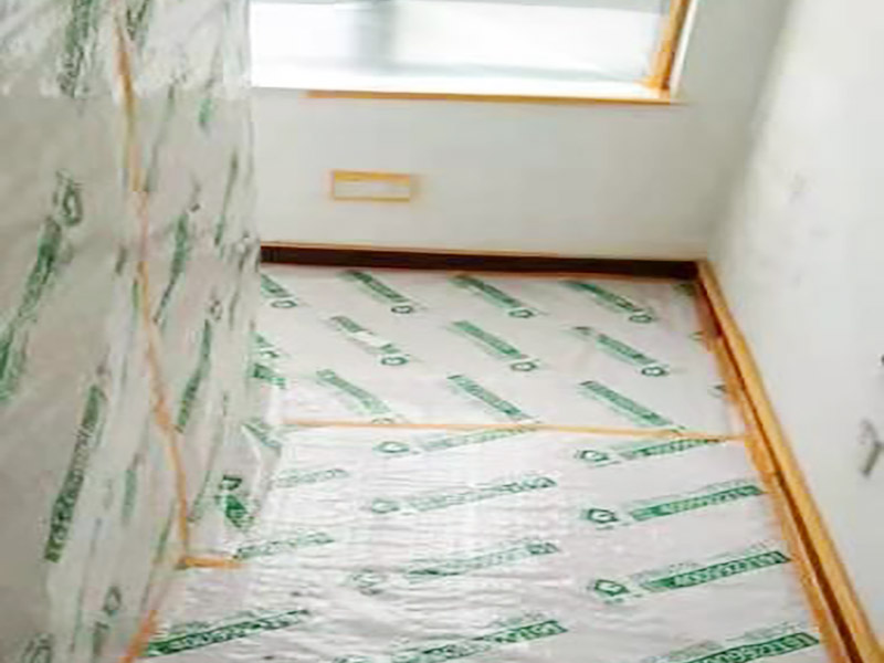 地面家具成品保護：滿鋪成品瓦楞紙板，再用干凈彩條布滿鋪在普通石膏板上，在彩條布交接處及轉(zhuǎn)角處用膠帶固定，也可選用木芯板或三夾板。材料選用視上人、車情況而定。門套的保護方式：用原門框保護膜，或者多層板或密度板，報紙，美紋紙保護等