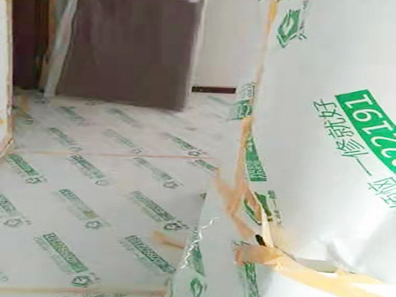 地面家具成品保護：滿鋪成品瓦楞紙板，再用干凈彩條布滿鋪在普通石膏板上，在彩條布交接處及轉(zhuǎn)角處用膠帶固定，也可選用木芯板或三夾板。材料選用視上人、車情況而定。門套的保護方式：用原門框保護膜，或者多層板或密度板，報紙，美紋紙保護等