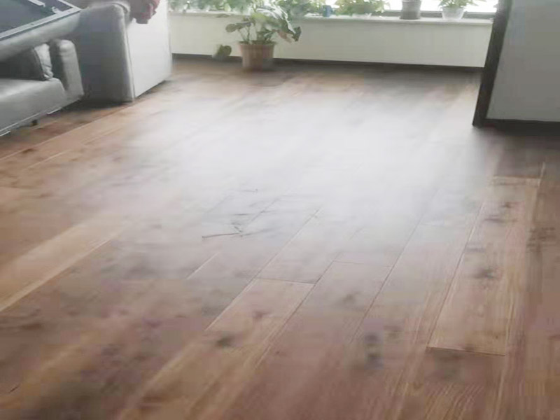 木地板調(diào)縫維修：如果木地板縫隙大的話(huà)，可以在du縫隙內(nèi)填入玻璃膠。但是如果縫隙在不超過(guò)5mm情況下的話(huà)，最好就用膠木粉，將膠木粉攪拌之后，填入裂縫，經(jīng)過(guò)一晚就可踩踏。 水性透明的膩?zhàn)硬粌H環(huán)保，還不用擔(dān)心色差的問(wèn)題。我們可以利用水性透明的膩?zhàn)蛹幽拘歼M(jìn)行填充;還可以用薄一點(diǎn)的木條填進(jìn)去，再用水性膩?zhàn)蛹幽拘技右孕扪a(bǔ)，這樣就不會(huì)影響室內(nèi)的美觀性。