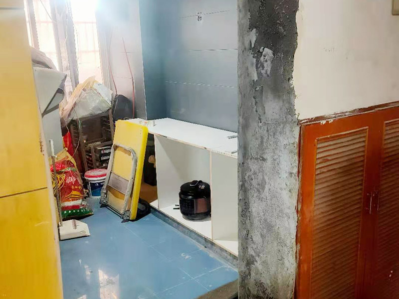 局部裝修翻新：1、量房，局部裝修有些地方也需要設(shè)計師上門量房，根據(jù)客戶需求提出初步設(shè)計方案  2、確認(rèn)，客戶與設(shè)計師溝通、確定局部裝修方案  3、簽訂合同，客戶與裝修公司簽訂裝修合同。局部裝修一般工程小，對于施工隊來講收入低，所以很多施工隊都不愿意接，所以要事先了解施工單位，確定裝修公司。 4、施工，局部裝修施工過程包括前、中期成品保護和全程質(zhì)檢。  5、驗收，局部裝修工程完工后，要進(jìn)行驗收，檢查裝修是否符合裝修施工工藝。 