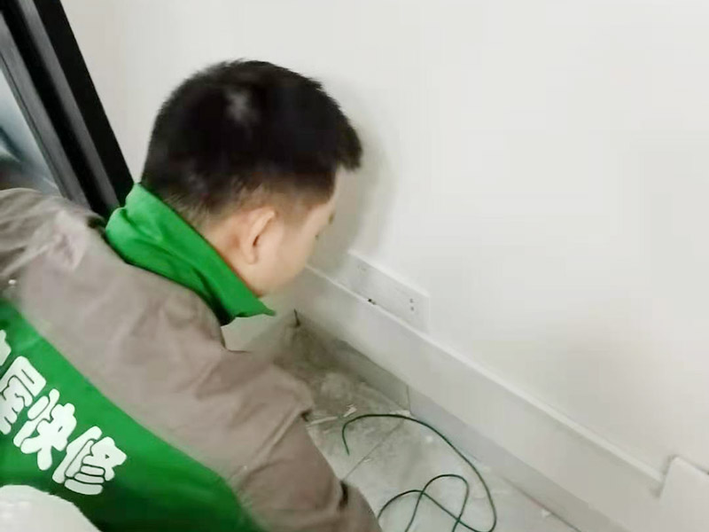 開關(guān)插座安裝：將盒內(nèi)甩出的導(dǎo)線留出維修長度，然后削出線芯，注意不要碰傷線芯。將導(dǎo)線按順時(shí)針方向盤繞在開關(guān)或插座對應(yīng)的接線柱上，然后旋緊壓頭，要求線芯不得外露。 先將盒子內(nèi)甩出的導(dǎo)線由塑料臺(tái)的出線孔中穿出，再把塑料臺(tái)緊貼于墻面用螺絲固定在盒子上。固定好后，將導(dǎo)線按各自的位置從開關(guān)插座的線孔中穿出，按接線要求將導(dǎo)線壓牢。 　　最后將開關(guān)或插座貼于塑料臺(tái)上，找正并用螺絲固定牢，蓋上裝飾板。