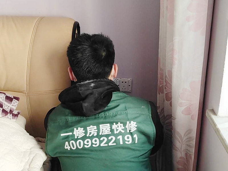 開關(guān)插座安裝：將盒內(nèi)甩出的導(dǎo)線留出維修長度，然后削出線芯，注意不要碰傷線芯。將導(dǎo)線按順時(shí)針方向盤繞在開關(guān)或插座對應(yīng)的接線柱上，然后旋緊壓頭，要求線芯不得外露。 先將盒子內(nèi)甩出的導(dǎo)線由塑料臺(tái)的出線孔中穿出，再把塑料臺(tái)緊貼于墻面用螺絲固定在盒子上。固定好后，將導(dǎo)線按各自的位置從開關(guān)插座的線孔中穿出，按接線要求將導(dǎo)線壓牢。 　　最后將開關(guān)或插座貼于塑料臺(tái)上，找正并用螺絲固定牢，蓋上裝飾板。