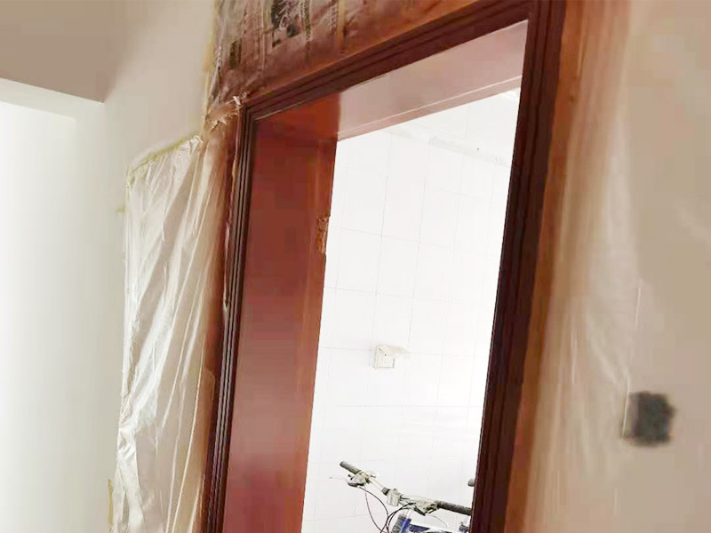 門框刷漆維修：把木門上面的把手等裝飾品都卸下來，防止下一步作業(yè)時劃傷手，也有利于均勻涂刷木門油漆。用粗砂紙把需要刷油漆的地方都打磨一遍，注意轉(zhuǎn)角的地方不要打磨的太厲害，保持木門原來的形狀。把刷完一遍漆的木門放置四到五個小時，等油漆干透。木門油漆干透后，拿細砂紙把木門從頭到尾再打磨一遍。這一次打磨是為了把油漆上刷的不均勻的地方打磨平，利于后面繼續(xù)刷漆。刷漆第二和三遍把把手等步卸下來的裝飾物安裝回去。