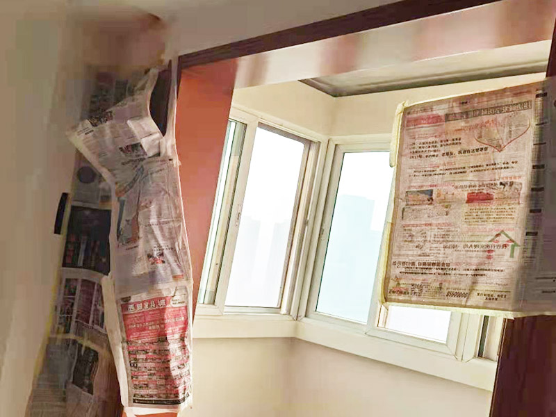 門框刷漆維修：把木門上面的把手等裝飾品都卸下來，防止下一步作業(yè)時劃傷手，也有利于均勻涂刷木門油漆。用粗砂紙把需要刷油漆的地方都打磨一遍，注意轉(zhuǎn)角的地方不要打磨的太厲害，保持木門原來的形狀。把刷完一遍漆的木門放置四到五個小時，等油漆干透。木門油漆干透后，拿細砂紙把木門從頭到尾再打磨一遍。這一次打磨是為了把油漆上刷的不均勻的地方打磨平，利于后面繼續(xù)刷漆。刷漆第二和三遍把把手等步卸下來的裝飾物安裝回去。