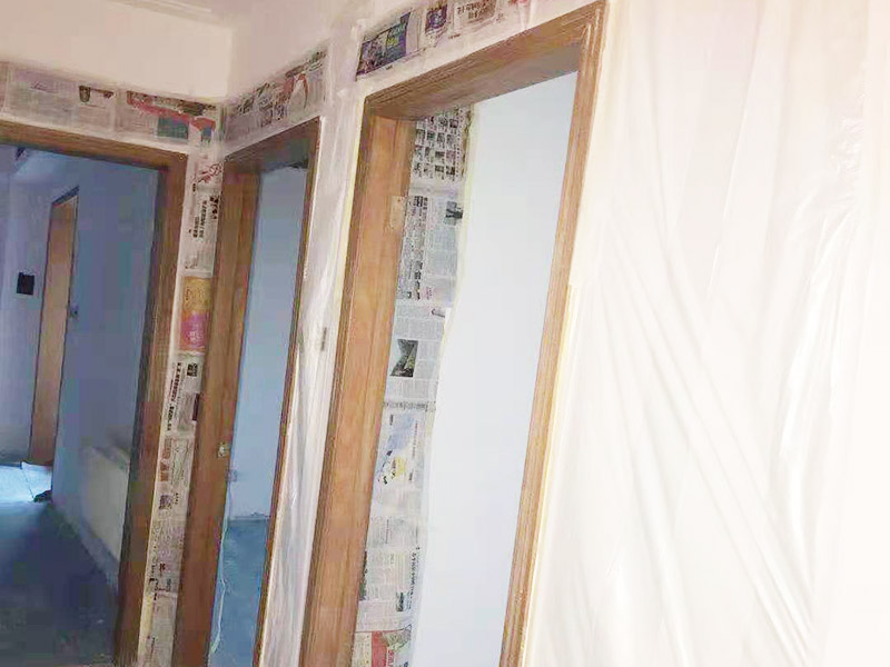 門框刷漆維修：把木門上面的把手等裝飾品都卸下來，防止下一步作業(yè)時劃傷手，也有利于均勻涂刷木門油漆。用粗砂紙把需要刷油漆的地方都打磨一遍，注意轉(zhuǎn)角的地方不要打磨的太厲害，保持木門原來的形狀。把刷完一遍漆的木門放置四到五個小時，等油漆干透。木門油漆干透后，拿細砂紙把木門從頭到尾再打磨一遍。這一次打磨是為了把油漆上刷的不均勻的地方打磨平，利于后面繼續(xù)刷漆。刷漆第二和三遍把把手等步卸下來的裝飾物安裝回去。