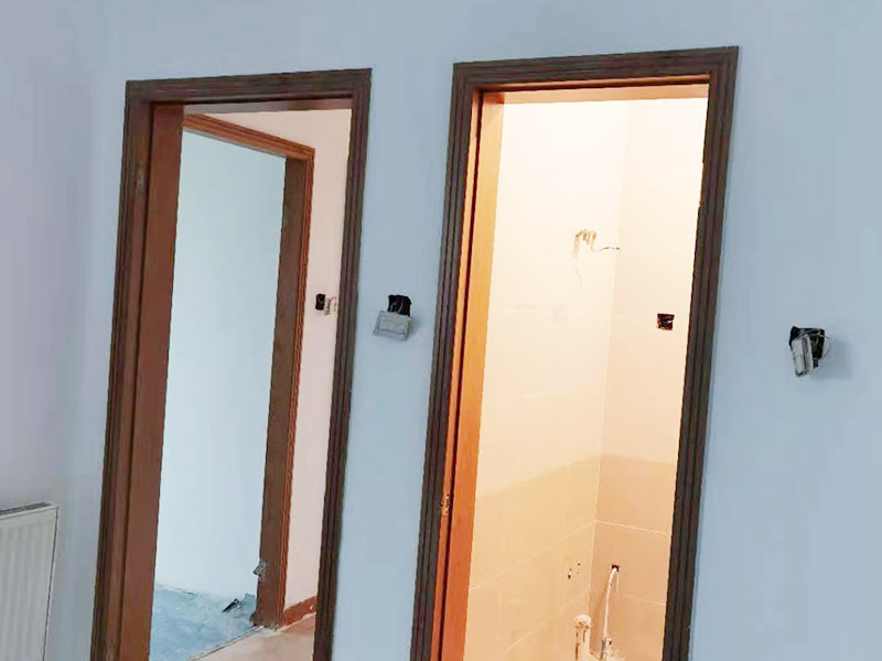 門框刷漆維修：把木門上面的把手等裝飾品都卸下來，防止下一步作業(yè)時劃傷手，也有利于均勻涂刷木門油漆。用粗砂紙把需要刷油漆的地方都打磨一遍，注意轉(zhuǎn)角的地方不要打磨的太厲害，保持木門原來的形狀。把刷完一遍漆的木門放置四到五個小時，等油漆干透。木門油漆干透后，拿細砂紙把木門從頭到尾再打磨一遍。這一次打磨是為了把油漆上刷的不均勻的地方打磨平，利于后面繼續(xù)刷漆。刷漆第二和三遍把把手等步卸下來的裝飾物安裝回去。