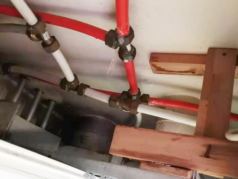 水管轉(zhuǎn)換頭更換:1、水管安裝后一定要進(jìn)行增壓測試：增壓測試一般是在1.5倍水壓的情況下進(jìn)行,在測試中應(yīng)沒有漏水現(xiàn)象。 2、在沒有加壓條件下的簡單測試方法，但不完全可行。 關(guān)閉水管總閥。(即水表前面的水管開關(guān)) 打開房間里面的水龍頭20分鐘，確保沒水再滴后關(guān)閉所有的水龍頭。 關(guān)閉馬桶水箱和洗衣機(jī)等具有蓄水功能的設(shè)備進(jìn)水開關(guān)。 打開水管總閥。 打開總閥后20分鐘查看水表是否走動，包括緩慢的走動。如果有走動，即為漏水了。如果沒有走動，可能沒事。(如果水表有問題或水管微滲，有可能難以確定。)所以建議施工完一定要進(jìn)行水壓測試實(shí)驗(yàn)，一般打壓8公斤，時(shí)間20-30分鐘。