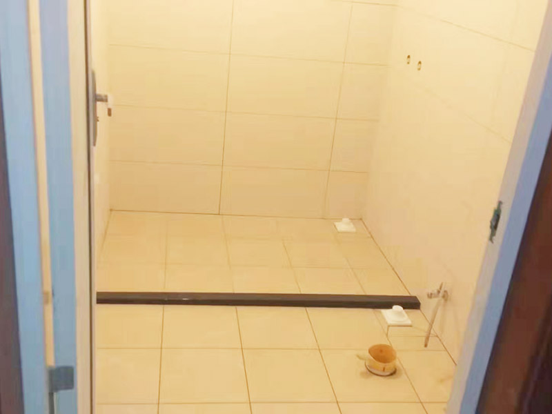 衛(wèi)生間墻面貼磚：首先應(yīng)除去基層表面的污垢，油漬，浮灰;除去基層上所有涂料層，膩子層;如果基層未能達到平整度要求，需對基層進行預(yù)先的找平處理。鋪貼瓷磚前需事先找好垂直線，以此為基準鋪貼的瓷磚高低均勻、垂直美觀;此外，施工前在墻體四周需彈出標高控制線，在地面彈出十字線，以控制地磚分隔尺寸。對瓷磚的色彩、紋理、表面平整等進行嚴格的挑選，然后按照圖紙要求預(yù)鋪。對可能出現(xiàn)的尺寸、色彩、紋理誤差等進行調(diào)整、交換，直至達到最佳效果。 調(diào)制粘結(jié)劑：加水后將粘結(jié)劑漿料攪拌至潤滑均勻，無明顯塊狀或糊狀結(jié)塊，攪拌后的漿料靜置5-10分鐘后再稍加攪拌1-2分鐘即可使用。 將瓷磚平整地鋪貼在基層上，使用橡膠錘將瓷磚拍實鋪平。施工過程中，可小幅度轉(zhuǎn)動瓷磚，使?jié){料與瓷磚背面充分接觸。