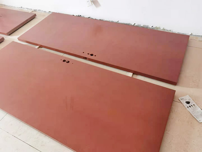 木門噴漆維修：白胚處理，先用水性膩?zhàn)佣箩斞?，裂縫，塌陷，暗坑等缺陷，一般采用木色水灰，也有自己調(diào)配使用的，原則是顏色必須跟木質(zhì)本色相同；用開刀或刮板將油膩?zhàn)庸稳脶斂住⒔涌p等處，刮抹時要橫抹豎收，刮光、收凈，干透后用砂紙順著木紋輕輕磨光，用潮布或棉絲擦凈。180木砂紙將實(shí)木門板打磨光、平整。一般上清漆的時候要注意：刷兩道三遍，第一遍刷薄一點(diǎn)，油漆稍微稀一點(diǎn)，時間是12小時以上干透，用稍細(xì)一點(diǎn)的砂紙打磨光滑再刷第二遍，第三遍最后徹底干透后再用拋光砂紙打磨光滑