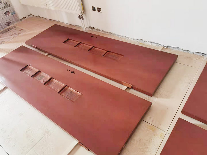 木門噴漆維修：白胚處理，先用水性膩?zhàn)佣箩斞?，裂縫，塌陷，暗坑等缺陷，一般采用木色水灰，也有自己調(diào)配使用的，原則是顏色必須跟木質(zhì)本色相同；用開刀或刮板將油膩?zhàn)庸稳脶斂住⒔涌p等處，刮抹時要橫抹豎收，刮光、收凈，干透后用砂紙順著木紋輕輕磨光，用潮布或棉絲擦凈。180木砂紙將實(shí)木門板打磨光、平整。一般上清漆的時候要注意：刷兩道三遍，第一遍刷薄一點(diǎn)，油漆稍微稀一點(diǎn)，時間是12小時以上干透，用稍細(xì)一點(diǎn)的砂紙打磨光滑再刷第二遍，第三遍最后徹底干透后再用拋光砂紙打磨光滑