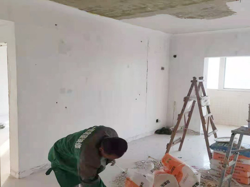 天花板鏟除刮膩子:第一遍膩子的主要作用是為了墻面打底和找平。在第一遍膩子刮完之后，要進行補銹點的工作。補銹點主要是為了修補墻面和和天花板在建造過程中露出來的鋼筋。第二遍膩子的目的同樣是為了墻面找平。膩子刮完之后，還有最后一步&mdash;&mdash;墻面打磨，可以在夜間進行，用200瓦以上的燈泡貼近墻面，邊磨邊查看平整度，打磨會產(chǎn)生大量粉灰，需要帶好口罩等防護措施。一般情況下，面漆通常都需要刷兩遍，第一遍刷完等待其晾干只需要2～4小時，第二遍則需要1～2天之后才進行。