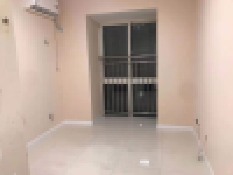 墻面滾刷乳膠漆：墻面修補：毛坯墻體?；鶎訄怨?，不得有起砂、脫落等現(xiàn)象。陰陽角須彈墨線來衡量水平度。前一遍膩子干透，后一遍方能施工。 刮膩子：墻砌好后，進行兩道抹灰，基面加以修飾、補平。抹灰完后，刷乳膠漆?；举I成品膩子粉，加水攪拌即可了。 墻面打磨：刮膩子后，基層不平整。需砂紙打磨修復。中間可用燈泡照明，方便檢查平整度。 油漆操作：施工方法有排刷、輥刷、噴槍、批。排刷：省料，費時間，干燥快，盡量一次完成，否則易產生接痕。輥刷：效果普通，浪費油漆，性價比高。噴槍：效果好，速度快，省時，不易修補。批：效果好，費料。