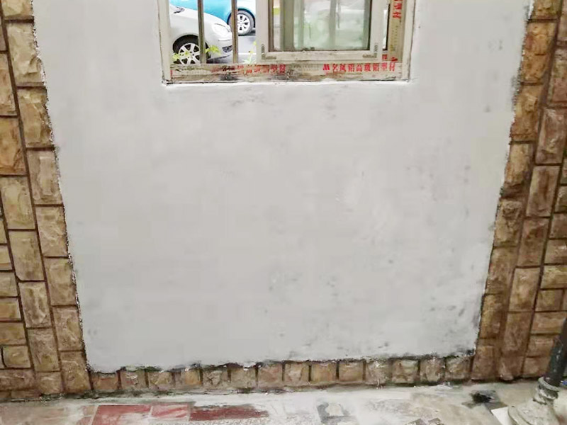 墻面局部翻新：基層裂縫的處理方法，薄而多遍的水泥砂漿抹面：鋼絲刷刷掉起皮的涂料面層。 墻面問題處理辦法，進(jìn)行涂料施工、清理墻面，尤其是深顏色的涂料兌水過多可能導(dǎo)致浮色發(fā)花等不良現(xiàn)象：云石機(jī)切出空鼓的墻面，達(dá)到原有墻面的高度、油污進(jìn)行徹底清洗干凈，刷界面劑，涂刷兩遍墻面漆，批刮柔性膩?zhàn)樱阂早P刀清除墻面已松動(dòng)的膩?zhàn)訉印?待基層完全干燥后，進(jìn)行涂料施工舊房翻新按照下面的步驟，可以用小錘子輕輕敲擊