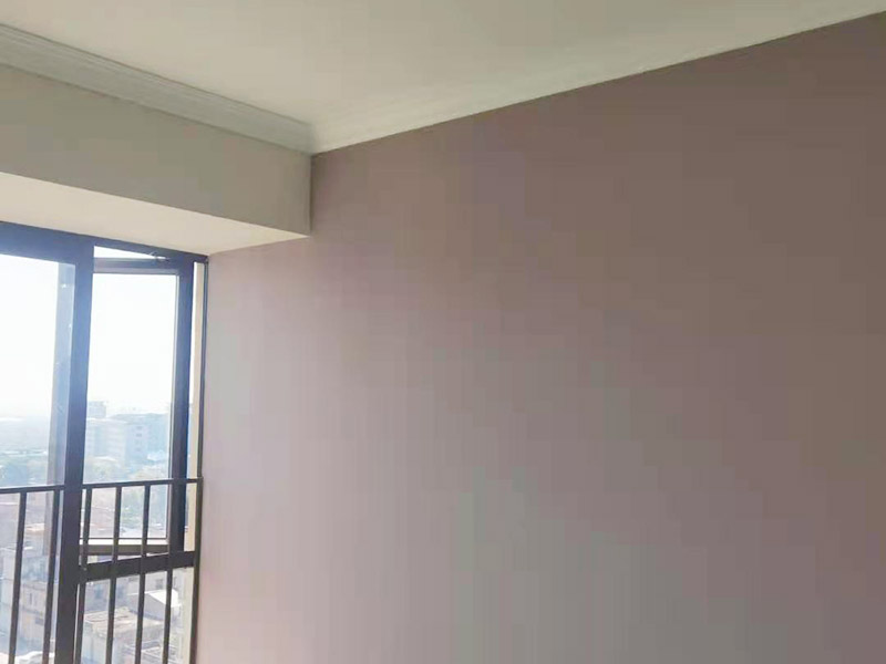 墻面刷漆翻新：不同基層處理方法稍異，但是總的要求就是刷漆前，基層需要平整干凈。對于毛坯房墻面，需要進行找平處理；對于刷漆墻面，需要鏟除舊的漆；而對于原先貼了壁紙的墻面，撕掉壁紙再進行處理。墻面如果有裂縫，那么在刷漆前就需要對裂縫進行一定的處理。一般情況下，需要在墻體有裂紋的地方、輕體墻和承重墻接合處、石膏板接縫處等部位貼上牛皮紙、的確良布、網(wǎng)格纖維布、繃帶等材料。