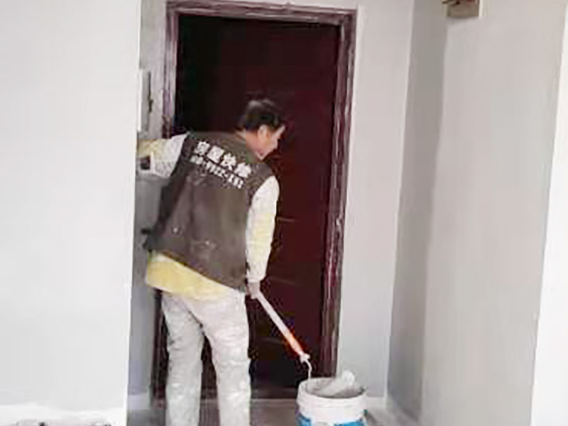 墻面刷墻固施工：1.將墻面清潔干凈，抹灰。 2.然后用石膏在墻面找平，批刮膩子。 3.將抹過膩子的墻面做砂補。 4.涂一層防水膩子層，再滾涂兩遍乳膠漆。 5.最后將腳線和其他處油漆清理干凈，檢查墻面。