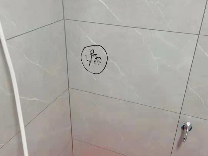 墻內(nèi)水管漏水更換：墻內(nèi)水管漏水，鑿開墻找到漏水點徹底修理好。另外，也可以水電工人先看看什么情況。衛(wèi)生間穿墻管道周邊破壞防水層，但根本就沒有對防水層認(rèn)真認(rèn)真修復(fù)，漏水隱患很大。穿墻套管漏水有地面上穿墻套管和地面下穿墻套管。