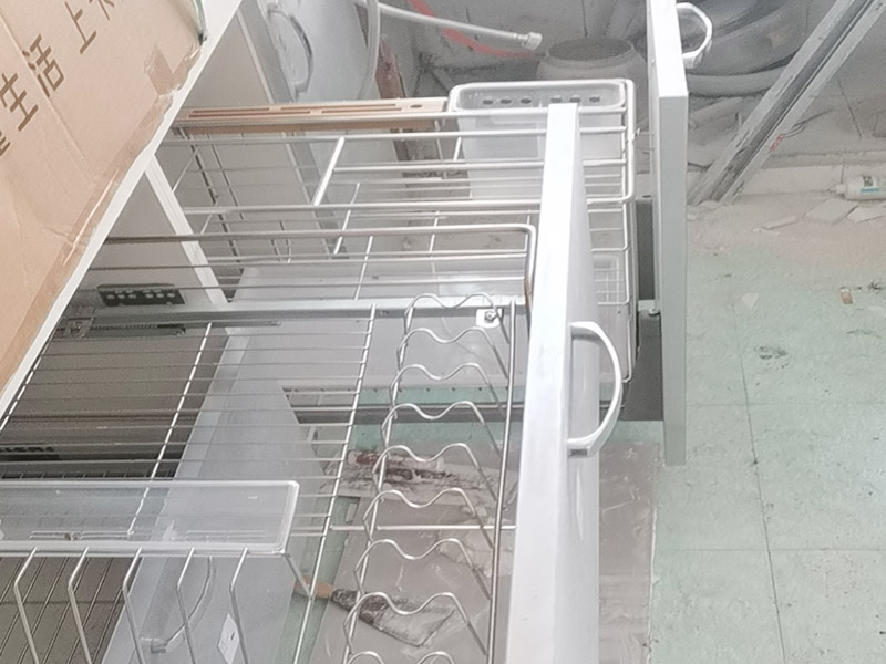 水槽拉籃安裝:首先要將水槽放置到臺面中心的對應(yīng)開口的地方，確保水槽固定不松動就可以了。然后就是安裝水龍頭的進(jìn)水口，將原先安裝在水龍頭上的進(jìn)水管一段連接到開關(guān)處，這里也要反復(fù)確認(rèn)連接是否牢固，而且太松太緊都不好。如果使用的是冷熱水龍頭配件，冷熱水管的位置一般都是左熱右冷，在安裝的時候可以再確認(rèn)一下，以免安裝相反。