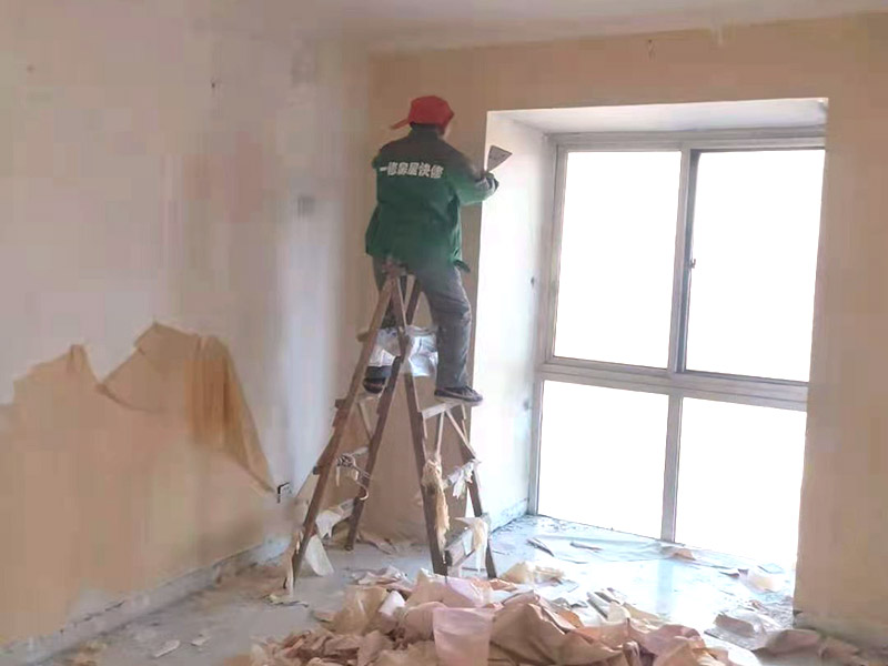 墻面撕舊墻紙：要粘貼新墻紙，最好就是將舊墻紙剝除，這樣可以使得新墻紙更加結(jié)實的粘在墻上。但也可以在舊墻紙上鋪新墻紙，但這種做法有時并不是個好主意，因為粘合劑受潮后，會導(dǎo)致新舊墻紙一起從墻面脫落。此外，若用新墻紙覆蓋接縫處的舊墻紙，重疊的印記將顯露在新墻紙上。如果由于情況需要，您仍然希望在舊墻紙上貼新墻紙，那么您應(yīng)該先把接縫打磨平整，將松散的墻紙條撕掉，并將舊墻紙銜接處的松散邊緣重新粘貼在墻壁上，然后再開始貼新的墻紙。