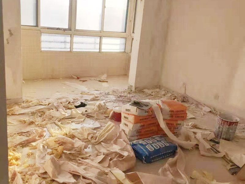 墻面撕舊墻紙：要粘貼新墻紙，最好就是將舊墻紙剝除，這樣可以使得新墻紙更加結(jié)實的粘在墻上。但也可以在舊墻紙上鋪新墻紙，但這種做法有時并不是個好主意，因為粘合劑受潮后，會導(dǎo)致新舊墻紙一起從墻面脫落。此外，若用新墻紙覆蓋接縫處的舊墻紙，重疊的印記將顯露在新墻紙上。如果由于情況需要，您仍然希望在舊墻紙上貼新墻紙，那么您應(yīng)該先把接縫打磨平整，將松散的墻紙條撕掉，并將舊墻紙銜接處的松散邊緣重新粘貼在墻壁上，然后再開始貼新的墻紙。