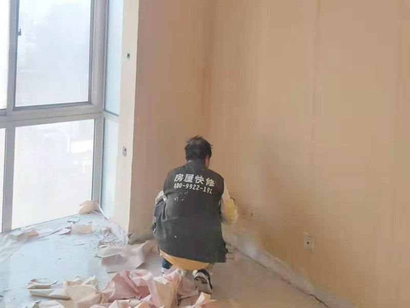 墻面撕舊墻紙：要粘貼新墻紙，最好就是將舊墻紙剝除，這樣可以使得新墻紙更加結(jié)實的粘在墻上。但也可以在舊墻紙上鋪新墻紙，但這種做法有時并不是個好主意，因為粘合劑受潮后，會導(dǎo)致新舊墻紙一起從墻面脫落。此外，若用新墻紙覆蓋接縫處的舊墻紙，重疊的印記將顯露在新墻紙上。如果由于情況需要，您仍然希望在舊墻紙上貼新墻紙，那么您應(yīng)該先把接縫打磨平整，將松散的墻紙條撕掉，并將舊墻紙銜接處的松散邊緣重新粘貼在墻壁上，然后再開始貼新的墻紙。