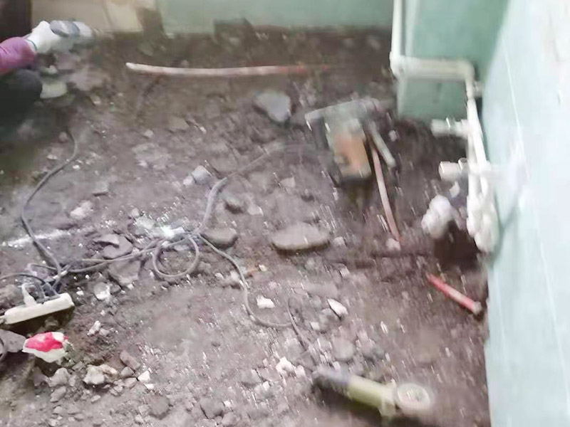 衛(wèi)生間地面防水：首先，用小金屬榔頭敲墻面、地面，如果發(fā)現(xiàn)&ldquo;噗噗&rdquo;的空聲，意味著里面有空鼓，必須把空鼓部分全部敲掉。然后仔細(xì)清理四個(gè)墻面基層和地面，拔掉鐵釘，清理雜土垃圾，好用清水沖洗一遍，然后待其干燥。衛(wèi)生間各種下水管能不改動(dòng)，盡量不要去改動(dòng)；萬一要改動(dòng)，千萬不能用水泥沙漿去填孔隙，一定要堵漏王分三次去填。