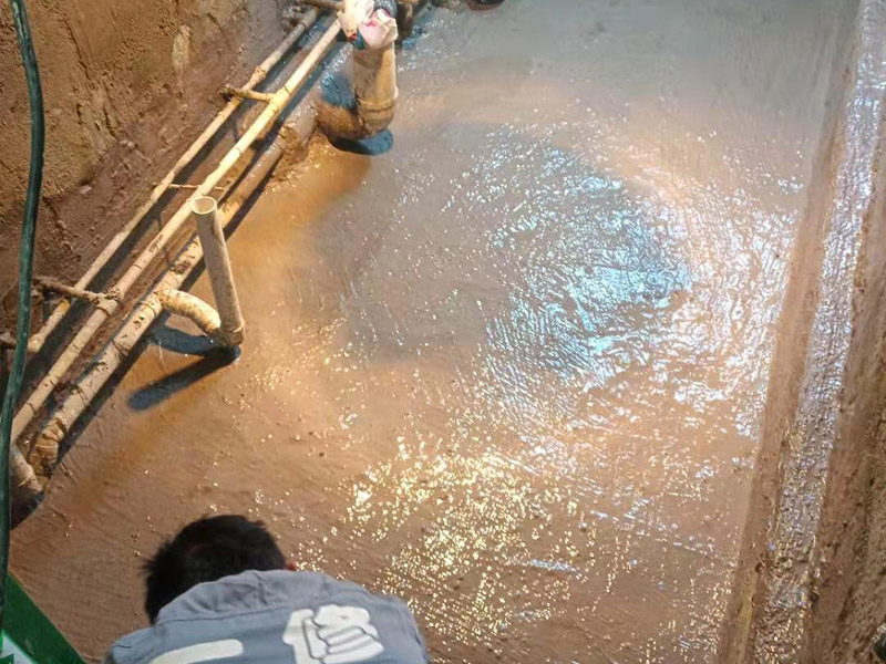 基層處理是衛(wèi)生間做防水的基礎(chǔ)工作，要找平地面，確保地面的平整干凈。鋪貼涂料時要做到用力均勻，不能漏刷、缺刷，避免脫落、開裂等，過于干燥的季節(jié)也不適宜做防水。涂刷的厚度小于1毫米比較好。做完防水涂層后一定要涂上表面防護涂料，對內(nèi)部材料起到保護的作用。鋪保護層與鋪防水涂料一樣要做到均勻、無裂痕、不脫落。閉水實驗是衛(wèi)生間做防水的最后一步，對防水施工進行檢查。在防水層徹底干透后，在衛(wèi)生間蓄水24小時以上，看是否有漏水等現(xiàn)象。