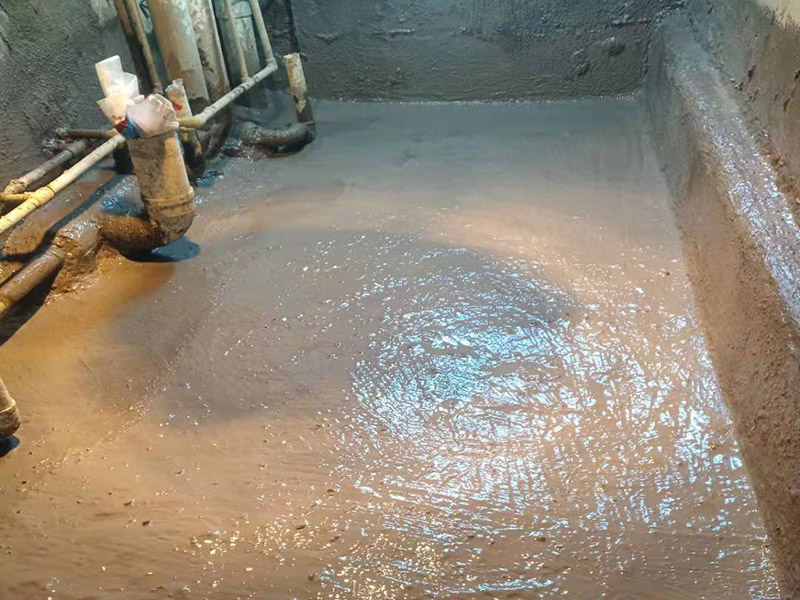 基層處理是衛(wèi)生間做防水的基礎(chǔ)工作，要找平地面，確保地面的平整干凈。鋪貼涂料時要做到用力均勻，不能漏刷、缺刷，避免脫落、開裂等，過于干燥的季節(jié)也不適宜做防水。涂刷的厚度小于1毫米比較好。做完防水涂層后一定要涂上表面防護涂料，對內(nèi)部材料起到保護的作用。鋪保護層與鋪防水涂料一樣要做到均勻、無裂痕、不脫落。閉水實驗是衛(wèi)生間做防水的最后一步，對防水施工進行檢查。在防水層徹底干透后，在衛(wèi)生間蓄水24小時以上，看是否有漏水等現(xiàn)象。