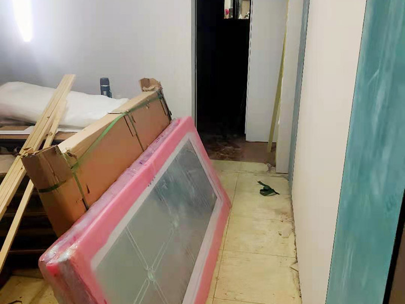 門鎖維修更換：首先要擰開門鎖面板的固定螺絲，并取下把手松動一側的面板。找到把手的固定螺絲擰緊，最后原樣裝回即可。 鎖芯的損壞更換，首先要擰開鎖芯的固定螺絲，并取出鎖芯。然后更換與原鎖匹配的鎖芯，對準位置擰緊加固螺絲。